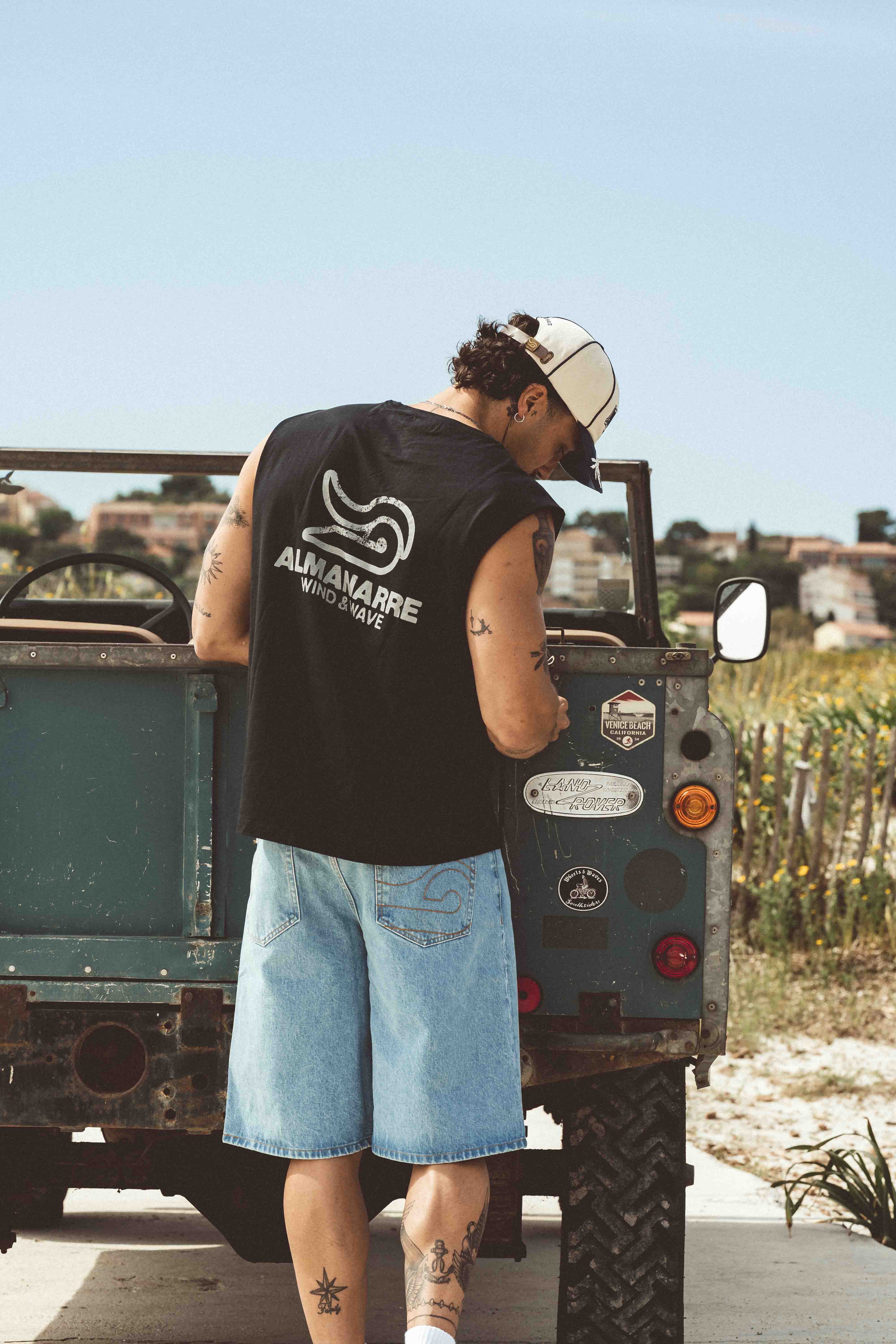 Comment s'habiller pour le surf et le wind selon la saison